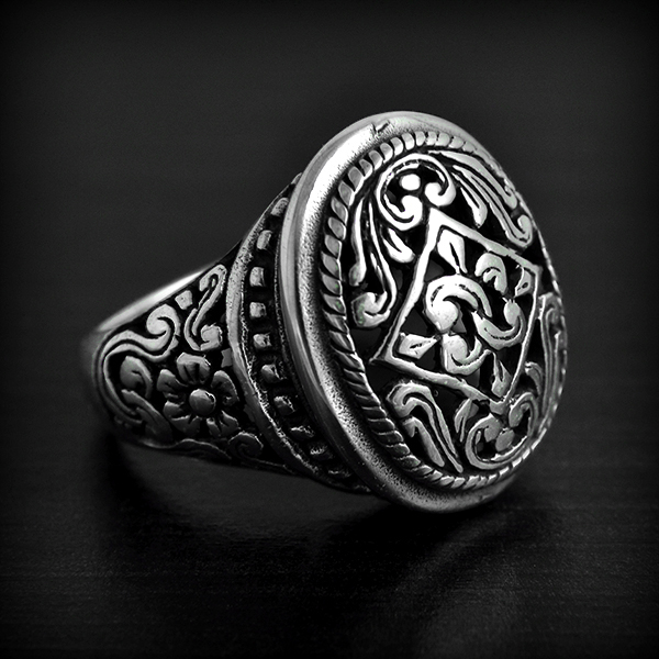 Magnifique bague en cabochon ajouré en argent, composée de délicats motifs floraux (h:17mm et 20mm).