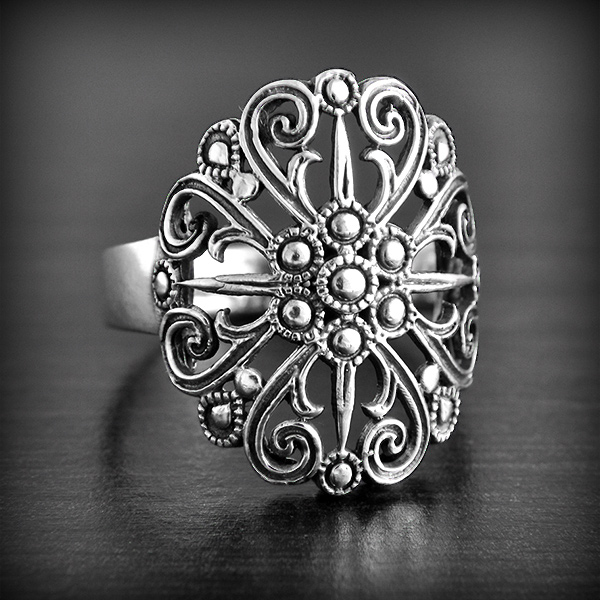 Magnifique bague argent d'un très beau motif floral symétrique ajouré (h:22mm).