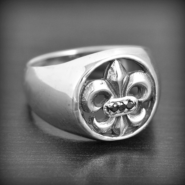 Bague chevalière en argent d'une fleur de Lys ajourée ornée de zirconium(h:15 mm).