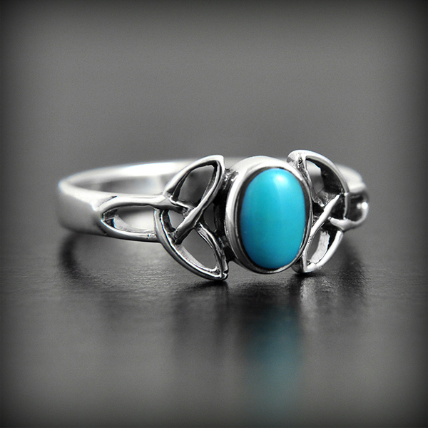 Jolie bague celtique en argent parée d'une turquoise reconstituée et du symbole celte trinité de...