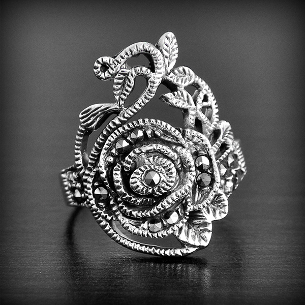 Bague en argent d'une magnifique rose rehaussée de marcassites (h:23mm).