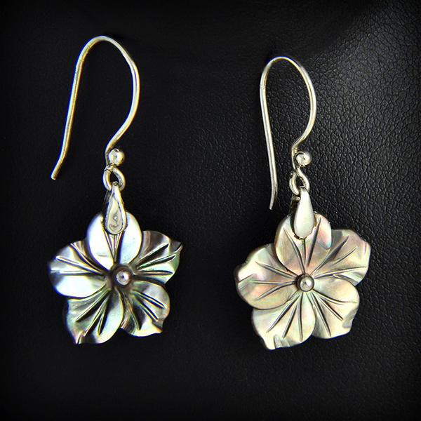 Splendides Boucles d'oreilles d'une jolie fleur en relief en abalone sur argent  (h:20mm).