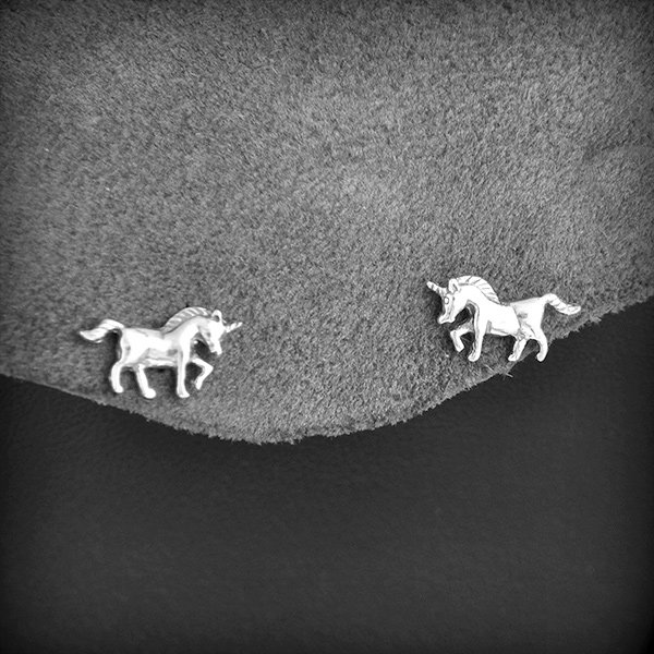 Élégante puces boucles d'oreilles en argent d'une licorne (h:7 mm).