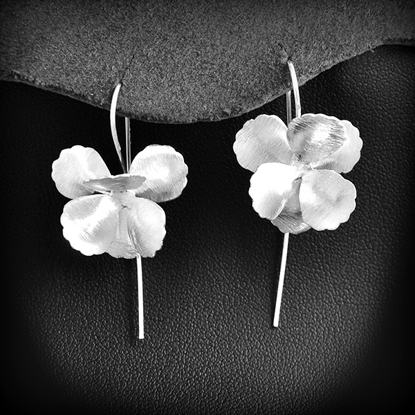 Boucles d'oreilles  de jolis pétales en argent légèrement polis de fabrication artisanale (h:42mm).