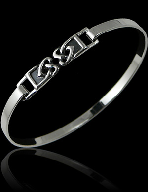 Bracelet en argent rigide avec plaque décorée d'entrelacs celtiques (h:7mm,L:19.5cm).