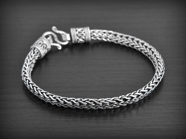 Très beau bracelet en argent,maille indonésienne tressée,  avec un fermoir en S sécurité (ep:5mm).