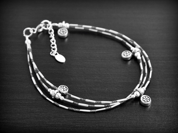 Bracelet en argent trois fils de petits tubes et pampilles, chaînette de réglage de 2 cm( L:18cm).