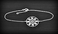 Délicat bracelet chaîne en argent paré d'une rosace ajourée  (L:16->18cm - l:19mm).