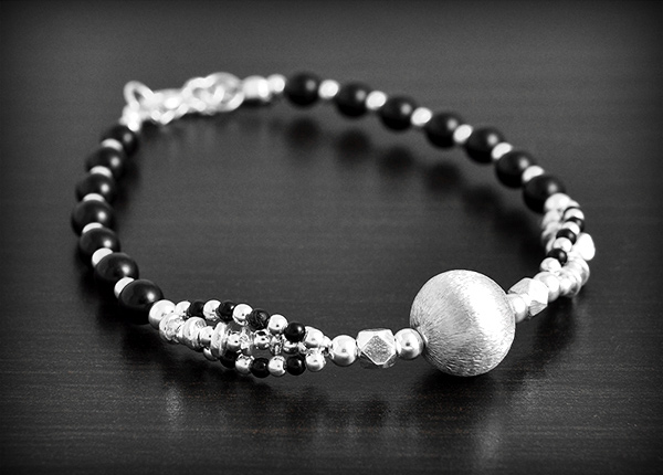 Superbe bracelet en argent composé de boules d'onyx noire et de billes d'argent ainsi que d'une...