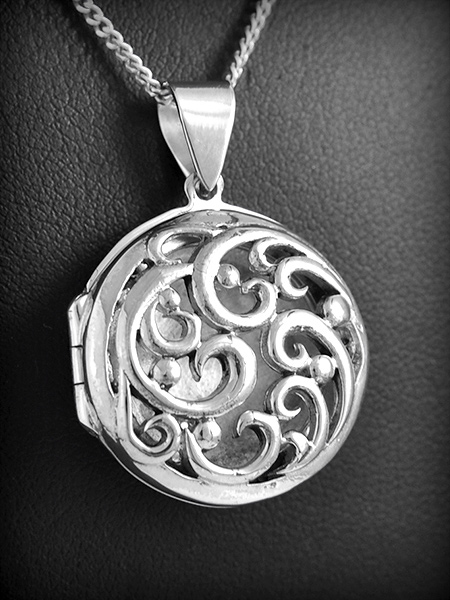 Pendentif porte photo en argent motif floral ajouré avec charnière (h:23mm).