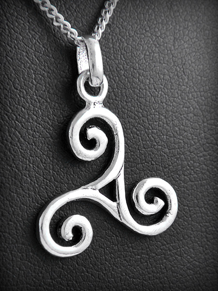 Joli petit pendentif en argent d'un Triskel fil ajouré (h:20mm).