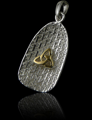 Pendentif en argent délicatement ciselé avec motif entrelacs trinité doré à l'or fin (h:20mm).