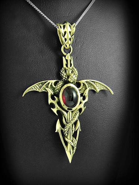 Pendentif en bronze décoré d'ailes de dragon,d'un serpent enroulé  et d'une belle pierre de...