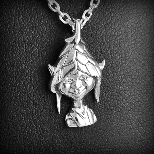 Joli pendentif en argent d'un buste de lutin en relief (h:19mm).